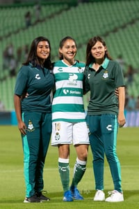 Ana Cristina Arvizu Cantú (centro)