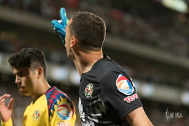 Agustín Marchesín señalando a zona de palcos @tar.mx