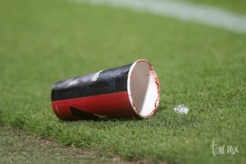 Porra de Rayados aventando vasos a la cancha @tar.mx