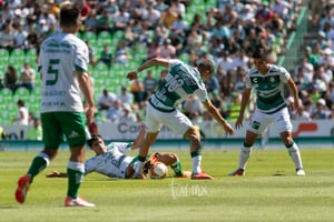 cabecita peleando balón | Santos vs Leon jornada 9 apertura 2018