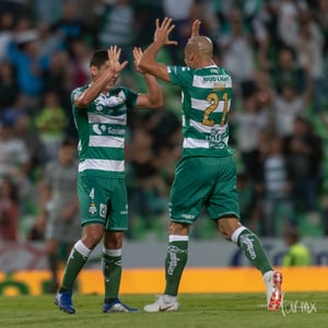 Angulo y Doria, festejando gol de Furch | Santos vs Monterrey jornada 14 apertura 2018