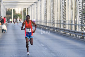 puntero en el puente | Fotos del Maratón Lala 2019