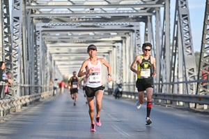 Berenice, puntera en el puente | Fotos del Maratón Lala 2019