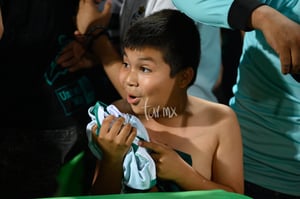 Diego Valdés regala camiseta a niño @tar.mx