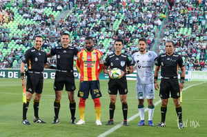 capitanes Gabriel Achilier, José Abella, árbitros | Santos vs Morelia J2 C2019