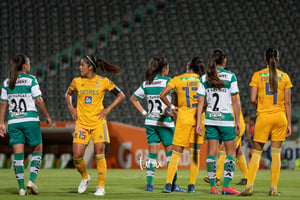 tiro de esquina previo al gol de Peraza 10, Karla Martínez, | Santos vs Tigres jornada 3 apertura 2019 Liga MX femenil