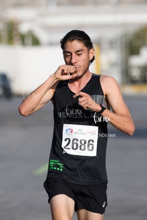 Roberto Zamora, bengalas | Carrera 10K Peñoles 2023