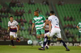 Harold Preciado, Delantero SAN #7, Gilberto Sepúlveda, Defensa CHI #3, Santos vs Chivas