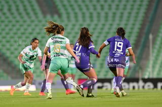 Luisa De Alba, Delantera SAN #19, Mariana Cadena, Defensa MON #19, Santos vs Monterrey