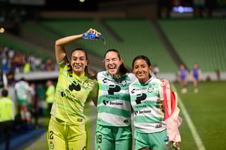 Luisa De Alba, Delantera SAN #19, Karol Contreras, Portera SAN #12, Santos vs Monterrey