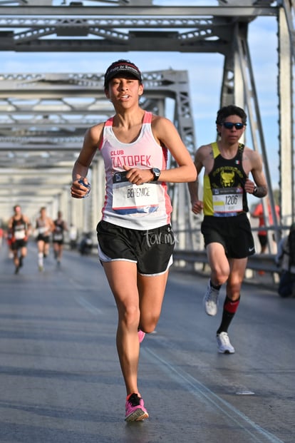 Berenice, puntera en el puente | Fotos del Maratón Lala 2019