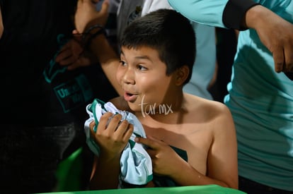 Diego Valdés regala camiseta a niño | Santos Laguna vs New York Red Bulls Concachampions