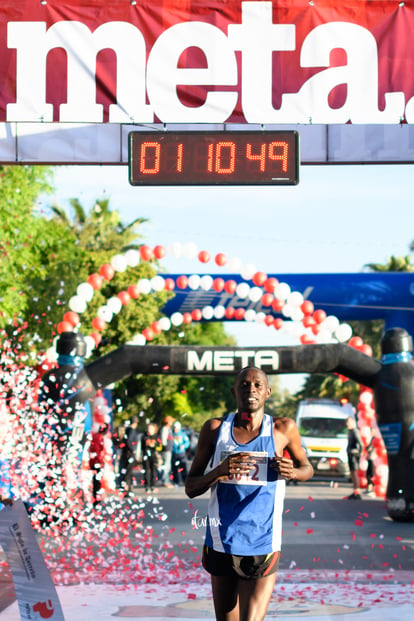 Robert Kiprotich Letting (Kenia) 1:10:47 | 21K y 5K El Siglo de Torreón