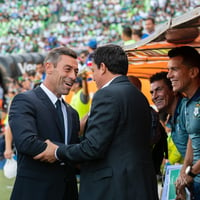 Saludo entre Caixinha y Chava Flores