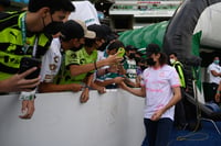 Acevedo con la afición, Carlos Acevedo