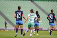 Adriana Iturbide, Lourdes De León