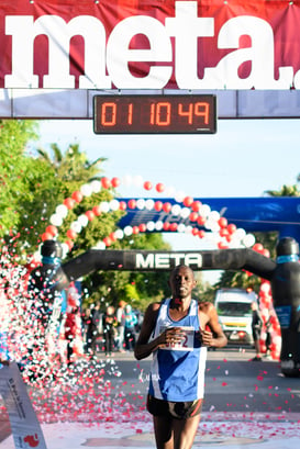 Robert Kiprotich Letting (Kenia) 1:10:47 @tar.mx