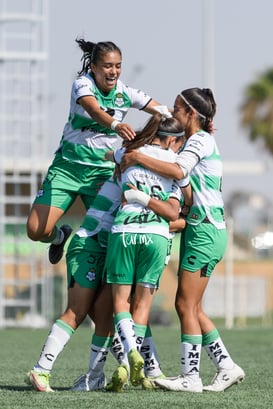 Celebran gol de Nadia @tar.mx