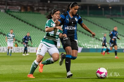 Grecia Ruiz 21
Daniela Vázquez 11

 @greciar15 @danisaucedo_11 | Santos vs Querétaro jornada 14 apertura 2018 femenil