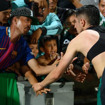 Diego Valdés, regala playera a niño | Santos Laguna vs New York Red Bulls Concachampions