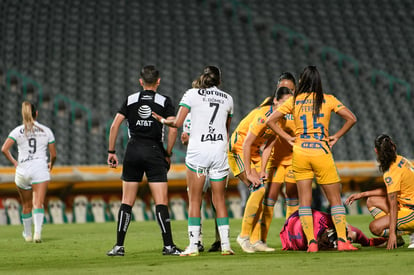 expulsión de Alexia Villanueva | Santos vs Tigres J17 A2021 Liga MX femenil