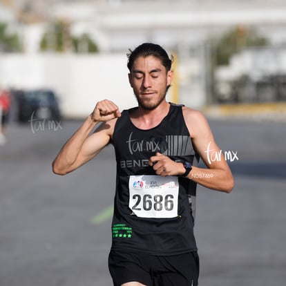 Roberto Zamora, bengalas | Carrera 10K Peñoles 2023