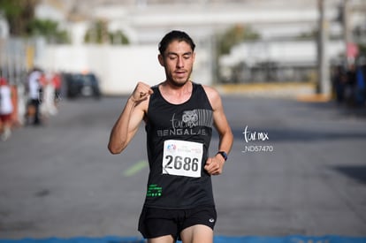 Roberto Zamora, bengalas | Carrera 10K Peñoles 2023