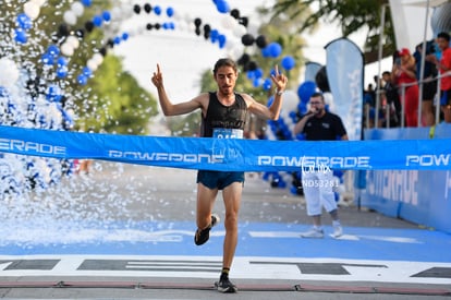 Roberto Zamora, campeón 5K, Bengalas | Carrera Powerade Torreón 2024, 5 y 10K