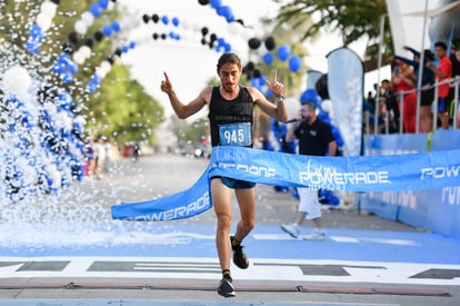 Roberto Zamora, campeón 5K, Bengalas | Carrera Powerade Torreón 2024, 5 y 10K