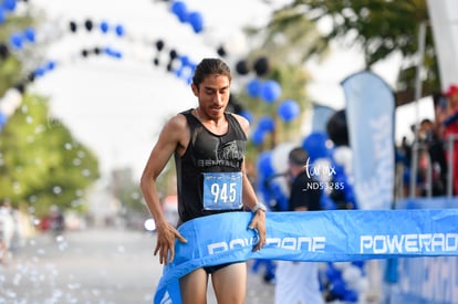 Roberto Zamora, campeón 5K, Bengalas | Carrera Powerade Torreón 2024, 5 y 10K