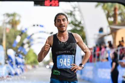 Roberto Zamora, campeón 5K, Bengalas | Carrera Powerade Torreón 2024, 5 y 10K