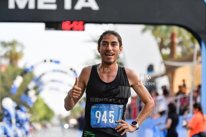 Roberto Zamora, campeón 5K, Bengalas | Carrera Powerade Torreón 2024, 5 y 10K