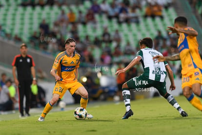 Marcelo Flores, Emmanuel Echeverría | Santos Laguna vs Tigres UANL J4