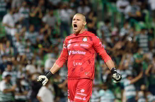 festeja gol de Brian Lozano, Manuel Lajud