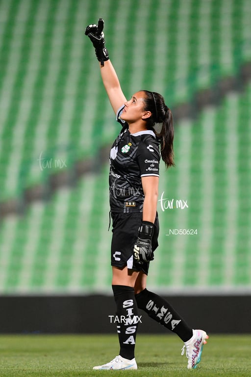 celebra gol, Paola Calderón