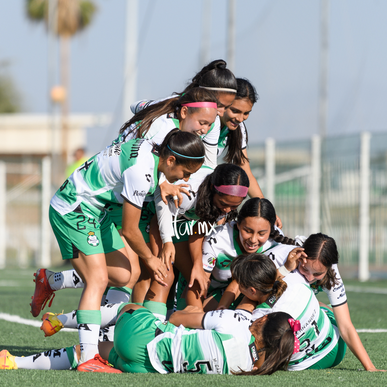 Celebran gol de Celeste, Frida Cussin, Audrey Vélez, Paola V