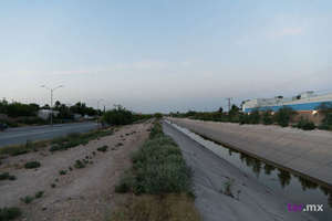 Canal a orilla de la carretera Torreón - San Pedro