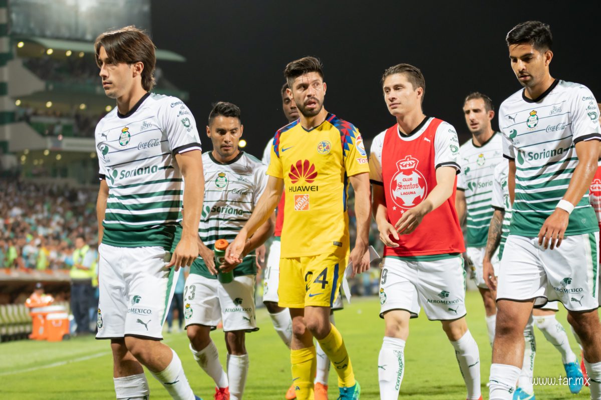 Oribe Peralta junto a integrantes de su ex- equipo, el Santos Laguna