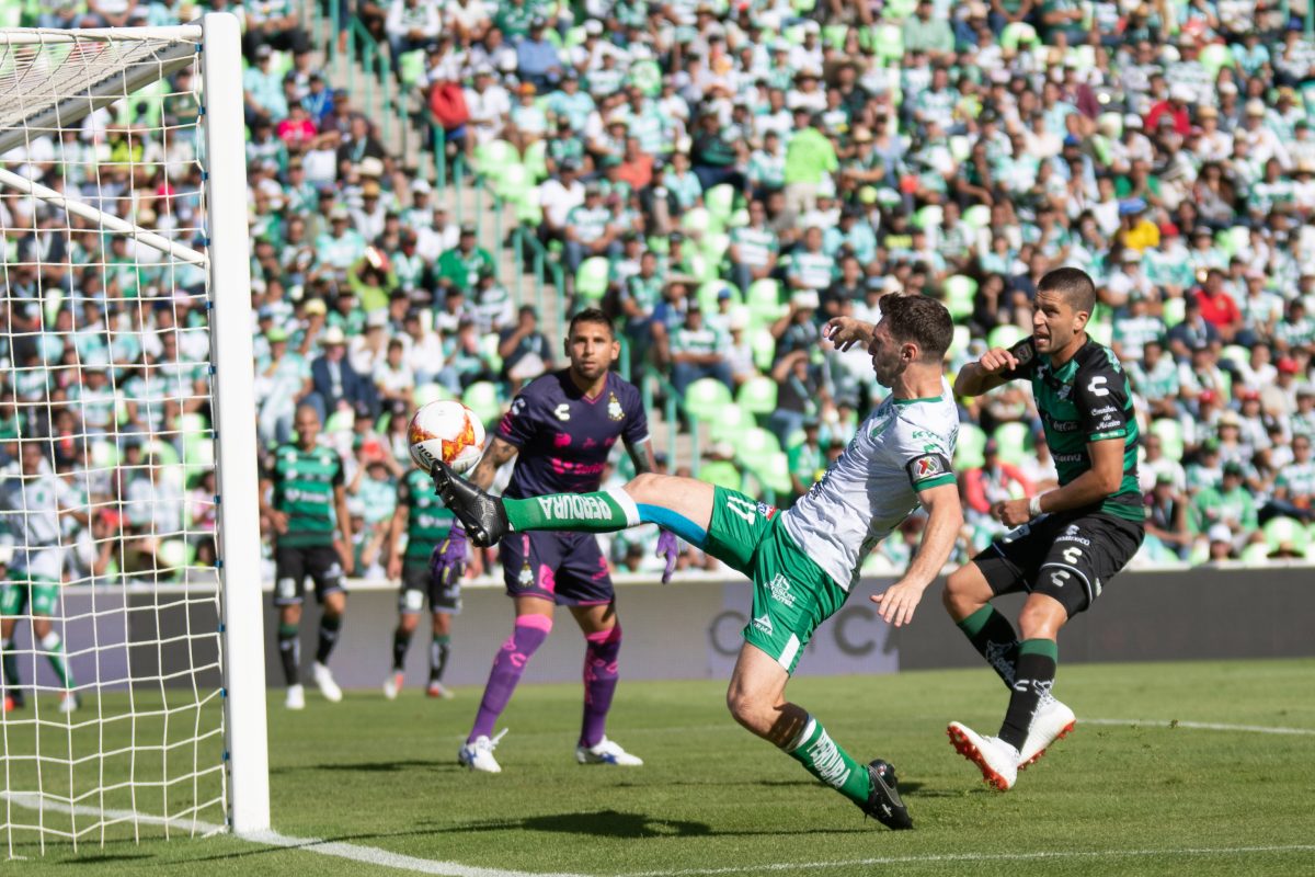 Intento de gol de los panzas verdes, Mauro Boselli